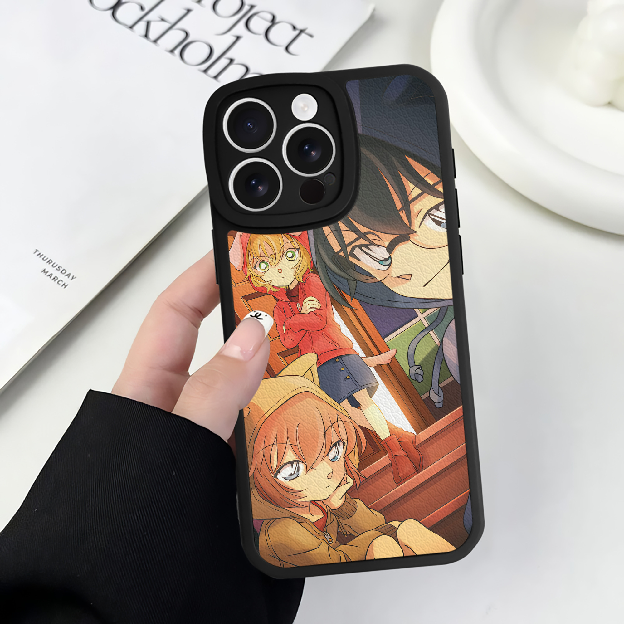 （画像用） 名探偵コナン Detective Conan 【iPhone 16シリーズ対応】シリコンスマホケース（レザー調） 材質：シリコン